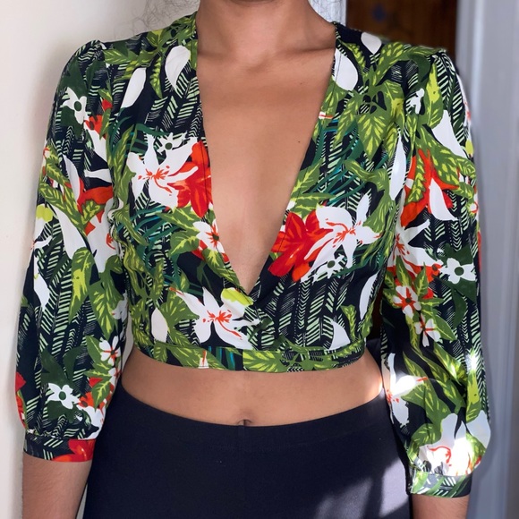 Leaf Print Tie Back Crop Top - Picture 5 of 8